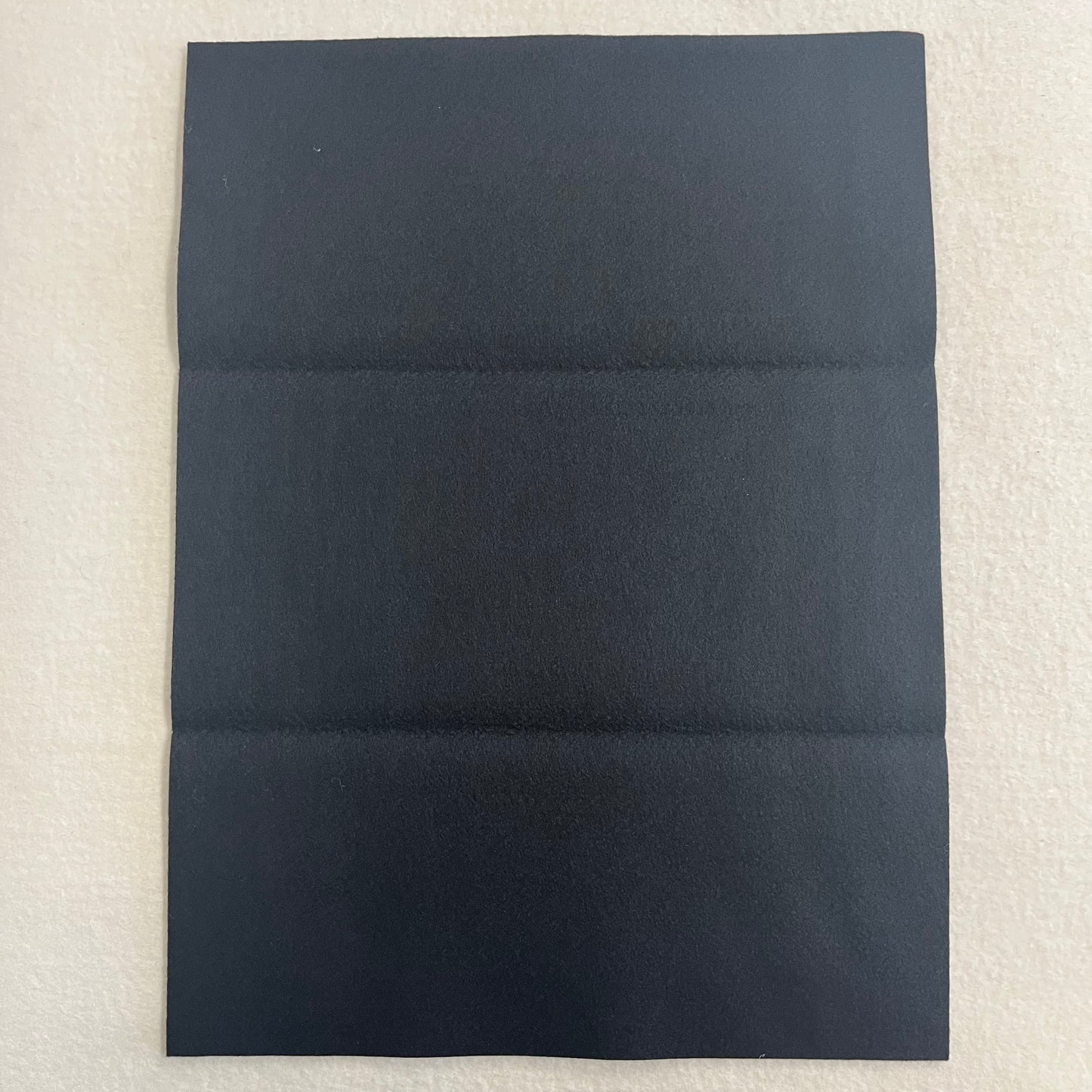 Underlay felt mat (black, white, with lines)